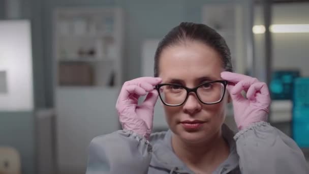 当代科学实验室 年轻白种人女科学家站在镜头前摘下眼镜时的中等特写 — 图库视频影像