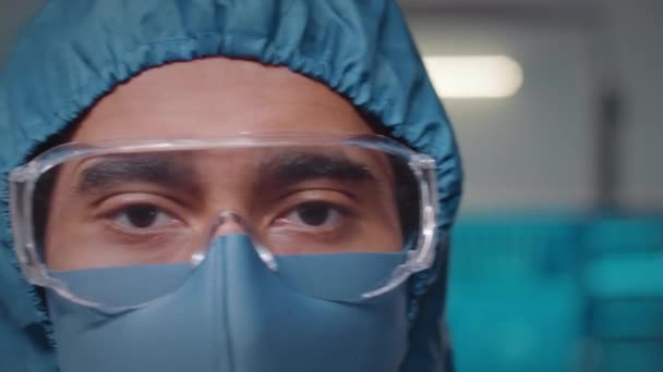 Retrato Close Biracial Masculino Químico Vestuário Proteção Óculos Segurança Olhando — Vídeo de Stock