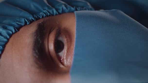 Meia Face Vertical Close Retrato Jovem Biracial Masculino Bioquímico Óculos — Vídeo de Stock