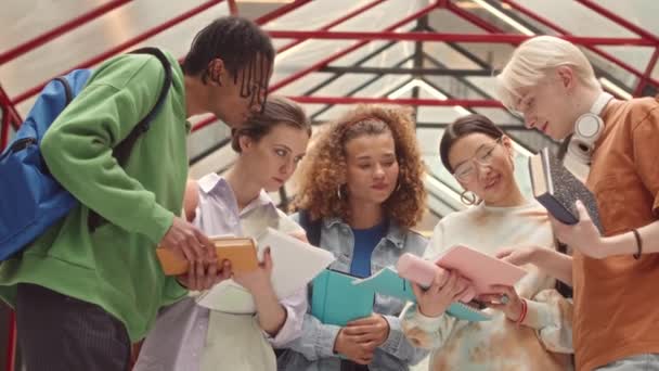 Niski Kąt Spowolnienie Pięciu Wesołych Wielonarodowych Studentów Uniwersytetu Ubraniach Casualwear — Wideo stockowe