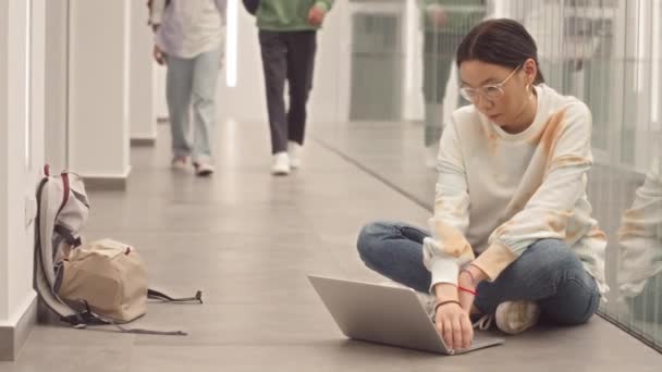 Slowmo Studentessa Asiatica Che Studia Sul Computer Portatile Mentre Seduta — Video Stock