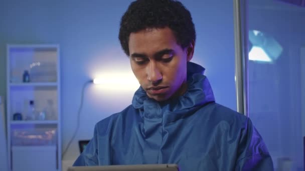 现代研究实验室工作在数码平板电脑保护罩上的年轻男性科学家倒立镜头 — 图库视频影像