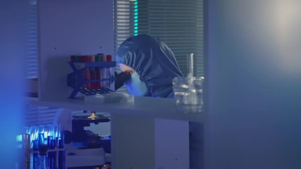 Biotecnólogo Masculino Roupas Protetoras Usando Microscópio Enquanto Faz Pesquisa Científica — Vídeo de Stock
