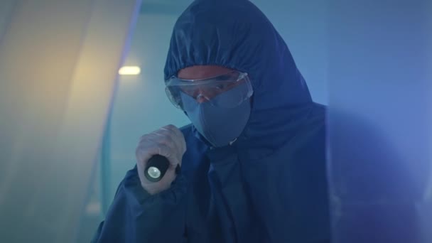 Biotecnólogo Masculino Roupas Protetoras Usando Tocha Enquanto Inspeciona Laboratório Secreto — Vídeo de Stock