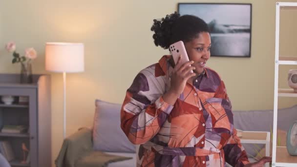 Medelhög Bild Ung Kurvig Svart Kvinna Talar Mobiltelefon Modernt Vardagsrum — Stockvideo