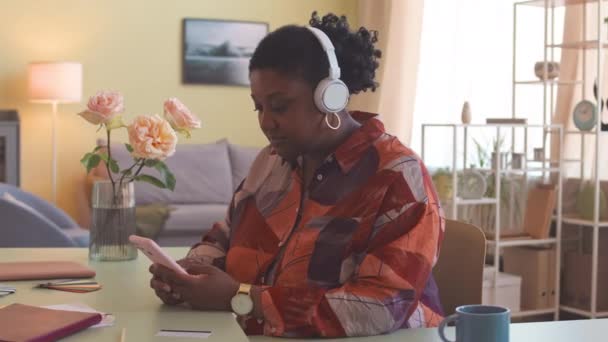 Середній Знімок Молодої Пишної Афроамериканки Прокручується Смартфон Слухає Музику Бездротових — стокове відео