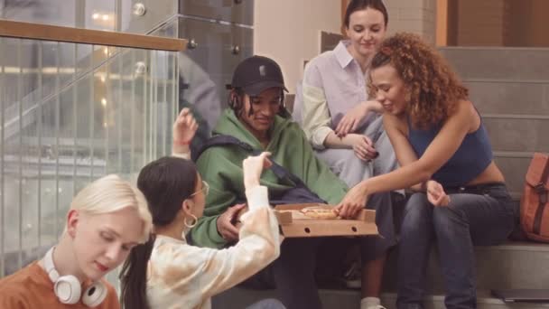 Slowmo Zróżnicowanej Grupy Przyjaciół Pierwszego Roku Studiów Jedzących Pizzę Kartonowego — Wideo stockowe