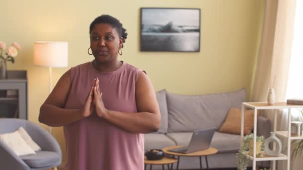 Молодое Тело Позитивная Афроамериканка Активной Одежде Практикует Йогу Медитации Дома — стоковое видео