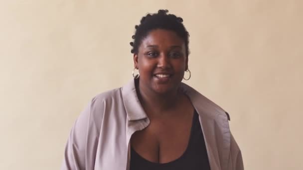 Medium Studio Πορτρέτο Της Χαρούμενης Νεαρής Κυρτής Μαύρης Γυναίκας Χαλαρή — Αρχείο Βίντεο
