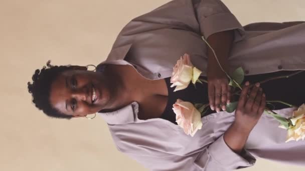 Portrait Vertical Moyen Jeune Femme Afro Américaine Courbée Joyeuse Posant — Video