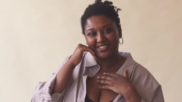 Portrait Poitrine Haute Joyeuse Jeune Femme Afro Américaine Taille Posant — Video