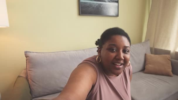 집에서 비디오 블로그를 아프리카계 미국인 여성의 휴대용 Pov — 비디오
