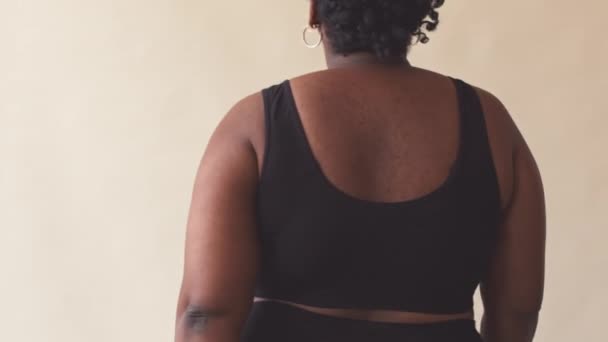 Retrato Joven Desinhibida Despreocupada Además Mujer Afroamericana Tamaño Ropa Deportiva — Vídeos de Stock