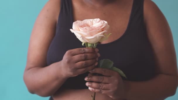 Обрізаний Знімок Невизначеного Плюс Розмір Афроамериканської Жінки Жорсткому Активному Одязі — стокове відео