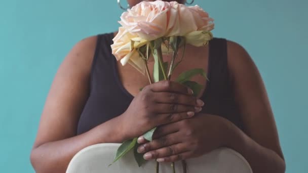 Naklonit Portrét Usmívající Mladé Tělo Pozitivní Černá Žena Kyticí Růží — Stock video