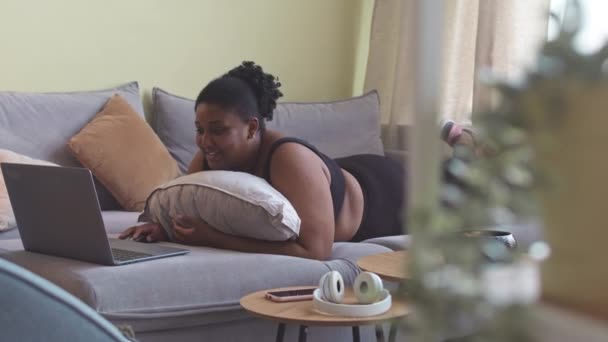 Genç Kıvrımlı Siyahi Kadın Boş Zamanlarında Evde Dinleniyor Oturma Odasında — Stok video