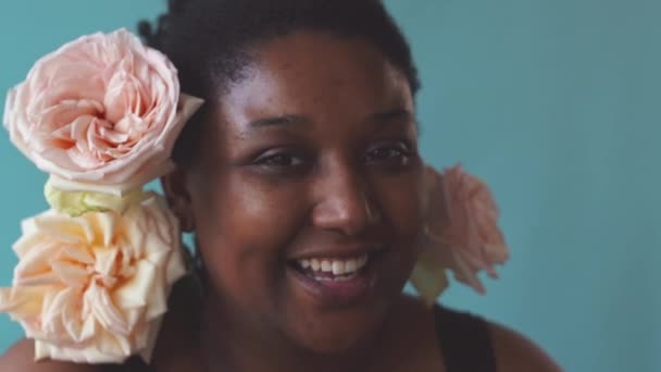 Zoom Studio Portrait Jeune Femme Noire Joyeuse Avec Des Fleurs — Video