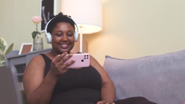 Średnie Ujęcie Młodej Zakrzywionej Czarnej Kobiety Bezprzewodowych Słuchawkach Wideo Czat — Wideo stockowe