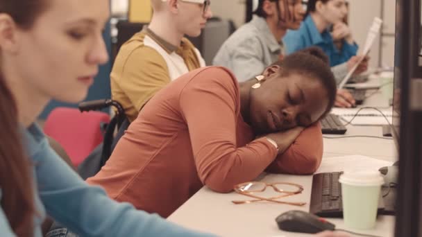Afrika Kökenli Amerikalı Bir Üniversite Öğrencisinin Bilgisayarın Başında Bilgisayarın Başında — Stok video
