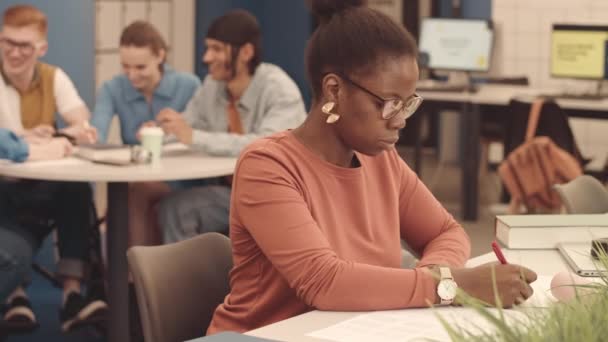 그녀의 대학에서 현대적인 공간에서 종이의 시트에 테스트를 수행하는 아프리카계 학생의 — 비디오