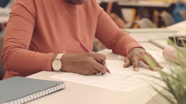 Beskuren Slowmo Afroamerikanska Kvinnliga Universitetsstudent Gör Test Lektionen — Stockvideo