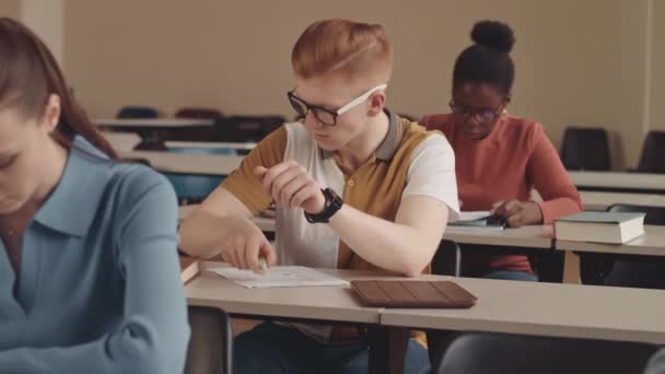 Sınıfta Test Yaparken Akıllı Telefon Kullanan Kafkas Erkek Üniversite Öğrencisinin — Stok video