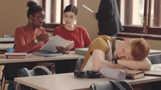 Περιμένετε Μέχρι Slowmo Καυκάσιος Φοιτητής Κολλέγιο Κοιμάται Στο Γραφείο Στην — Αρχείο Βίντεο