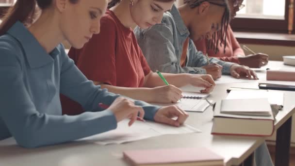 高校高年级学生多种族群体在礼堂写作考试中的动作缓慢 — 图库视频影像