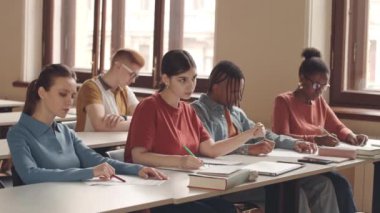 Konferans salonunda konferans veren çok kültürlü öğrencilerin belini bük. Melez kız profesöre soru sormak için elini kaldırıyor.