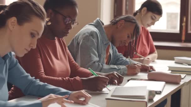 多民族大学毕业生在课堂上写期末考试的速度缓慢 — 图库视频影像