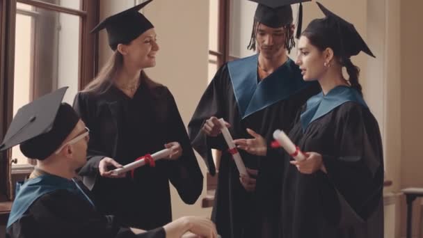 Slowmo Diversos Colegas Pós Graduação Vestido Graduação Com Diplomas Mãos — Vídeo de Stock