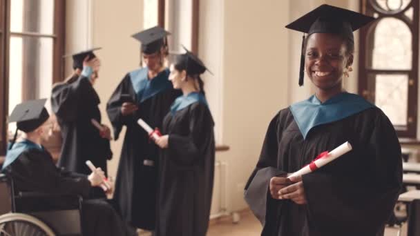 Portrait Ralenti Moyen Une Étudiante Afro Américaine Diplômée Robe Remise — Video