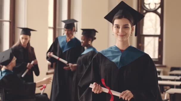 Retrato Lentitud Media Una Estudiante Último Año Vestido Graduación Sonriendo — Vídeo de stock