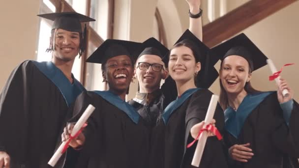 Střední Pomalý Portrét Multikulturní Skupiny Šťastných Absolventů Maturitních Šatech Diplomy — Stock video