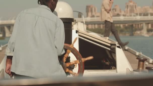 Achteraanzicht Van Afro Amerikaanse Vrouwelijke Boot Monteur Spinnen Houten Stuurwiel — Stockvideo
