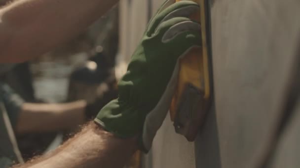 港湾用特殊刷子清洗船壳的一组戴手套工人的闭塞情况 — 图库视频影像