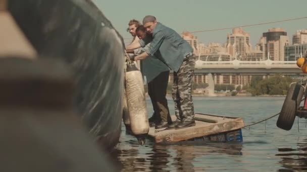 Diverse Team Marine Teknikere Som Beveger Seg Langs Båt Overbord – stockvideo
