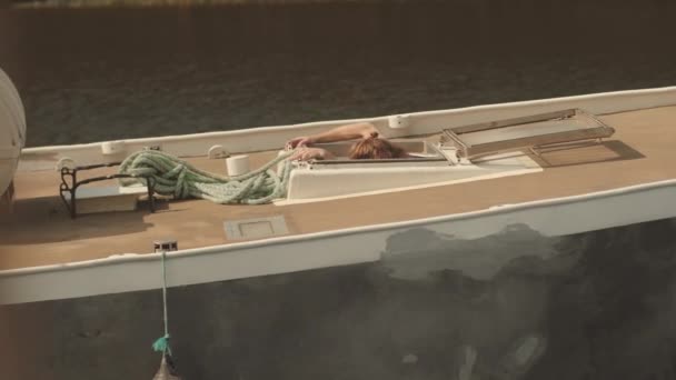 ハッチから登ってボートデッキに乗る彼の肩にロープを持つ若い白人船乗り — ストック動画