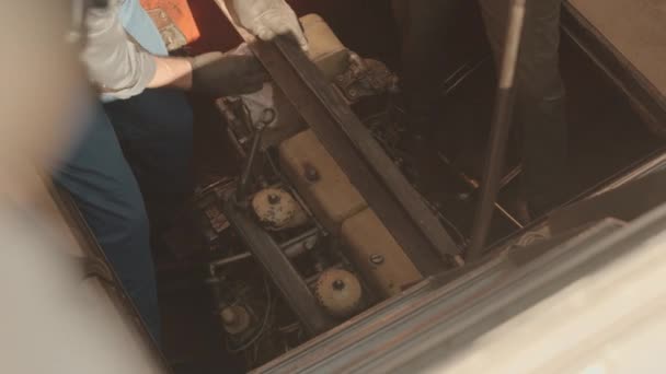 구덩이에 오래된 엔진을 청소하고 기술자의 — 비디오