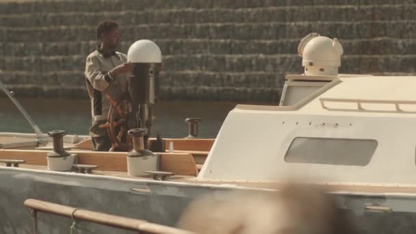 Jovem Afro Americano Feminino Barco Mecânico Desaparafusar Topo Estação Leme — Vídeo de Stock