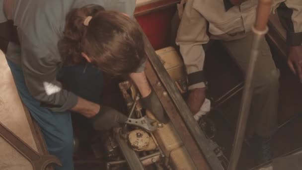 Çukurda Eski Tekne Motorlarını Tamir Ederken Aynı Zamanda Ekipte Çalışan — Stok video
