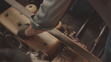 Tekne motorunu tamir ederken ingiliz anahtarıyla vidaları söken tanınmayan teknisyenlerin yakınlaşması.