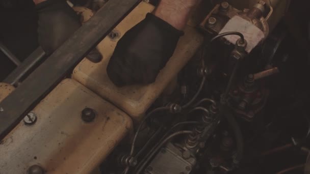 Closeup Reparadores Profissionais Que Trabalham Equipe Durante Fixação Motor Iate — Vídeo de Stock