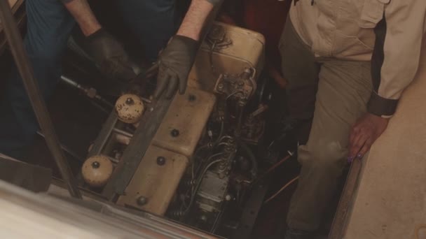 Cima Tiro Dois Diversos Homens Mulheres Mecânica Barco Reparação Motor — Vídeo de Stock