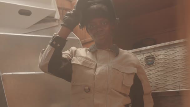 年轻的黑人妇女在船上担任机械师 拿起面罩 对着站在楼下的摄像机微笑 提起慢镜头 — 图库视频影像
