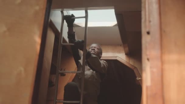 Jovem Técnica Marinha Negra Subindo Convés Escotilha Enquanto Faz Reparos — Vídeo de Stock