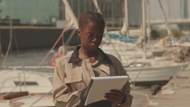 Портрет Молодого Афроамериканського Морського Техніка Який Посміхається Камеру Стоячи Буфером — стокове відео