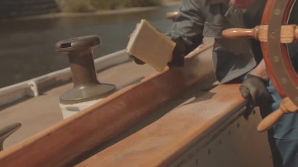 Beskuren Bild Oigenkännliga Manliga Träarbetare Polering Trä Yacht Upplyst Solljus — Stockvideo