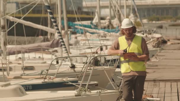 Medelstort Porträtt Kaukasisk Yacht Ingenjör Uniform Poserar För Kameran Står — Stockvideo