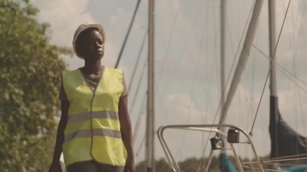 Slowmo Młodych Afroamerykanek Inżynier Morski Planu Rękach Kontroli Pracy Jej — Wideo stockowe